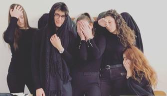 Greco esterno alla maturità, mai dal '98. Classico in lutto: tutti in nero sui social